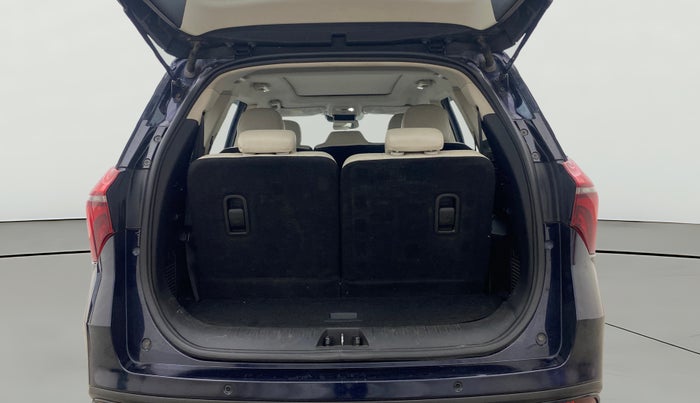 2022 Mahindra XUV700 AX 7 D AT AWD 7 STR, Diesel, Automatic, 1,18,927 km, Boot Open Zoomed View