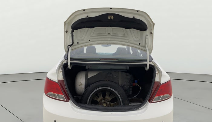 2016 Hyundai Verna 1.6 VTVT SX, CNG, Manual, 80,368 km, Boot Door Open