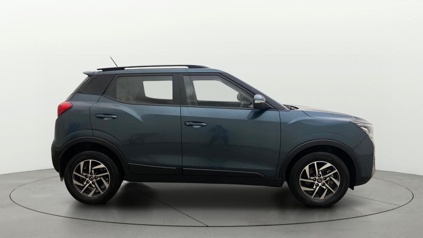 2024 Mahindra XUV300 W8 (O) 1.2 PETROL AMT, Petrol, Automatic, 15,125 km, Right Side View