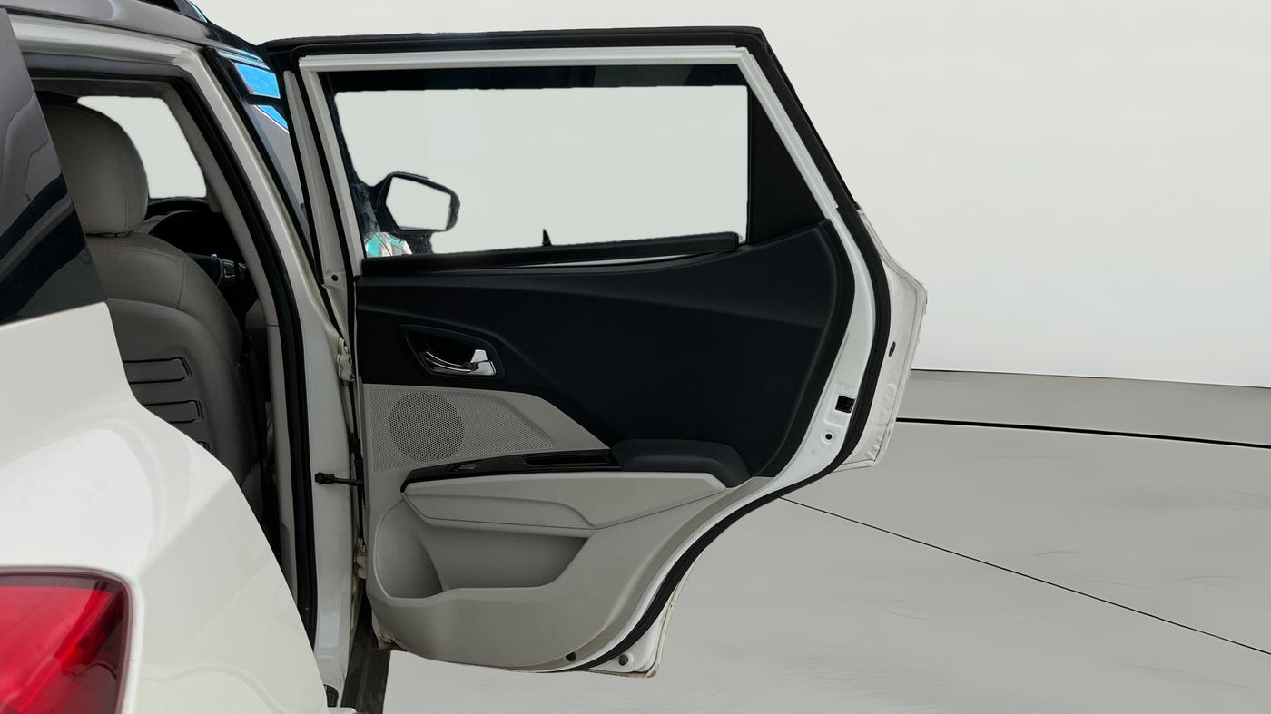 2023 Mahindra XUV300 W8 (O) 1.5 DIESEL AMT, Diesel, Automatic, 65,618 km, RHS Rear Door