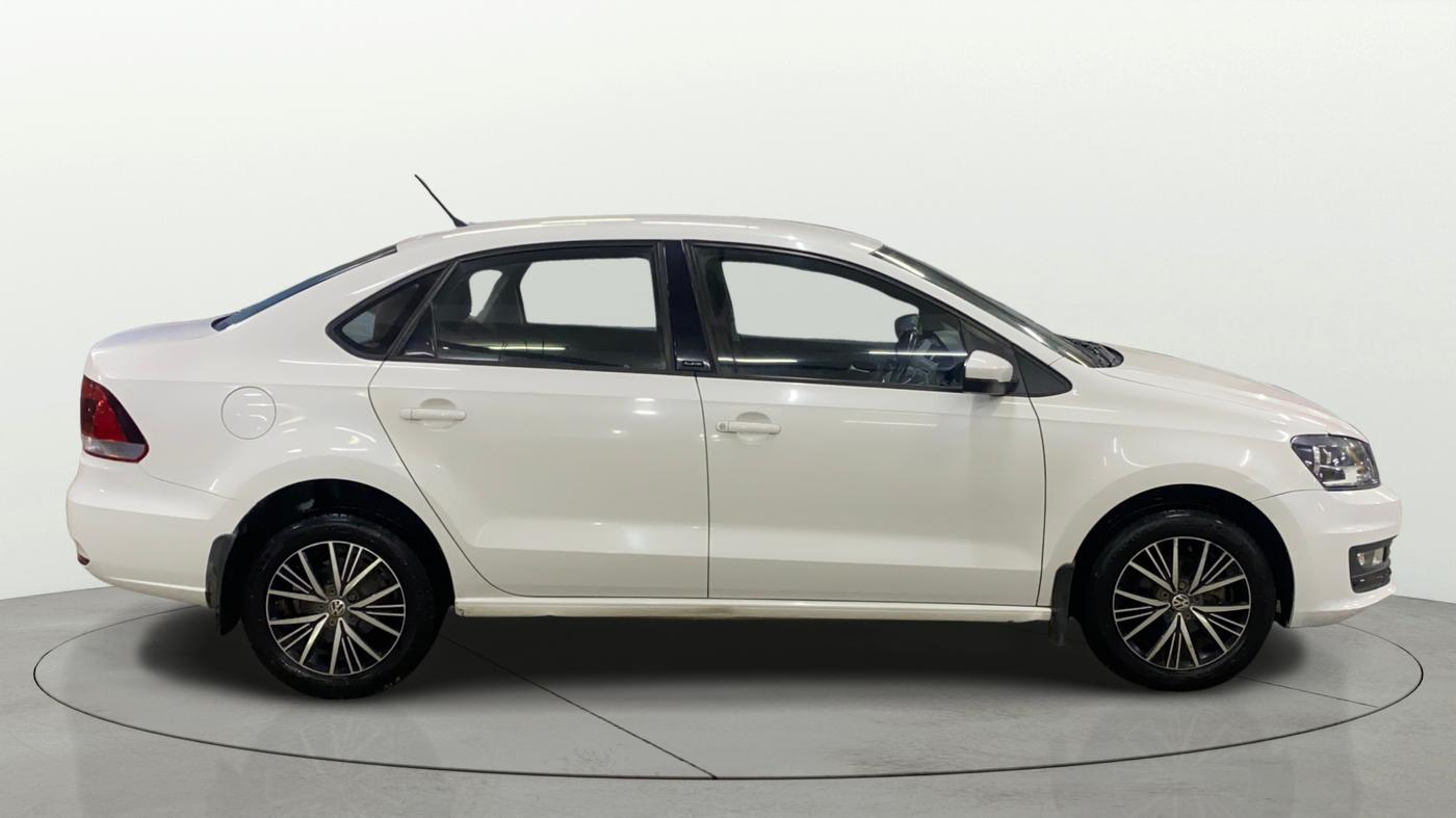 2017 Volkswagen Vento HIGHLINE 1.6 MPI, Petrol, Manual, 49,026 km, Right Side View