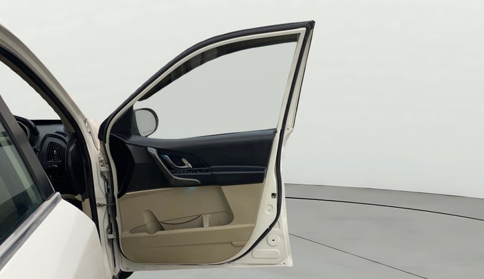 2015 Mahindra XUV500 W6, Diesel, Manual, 60,821 km, RHS Front Door