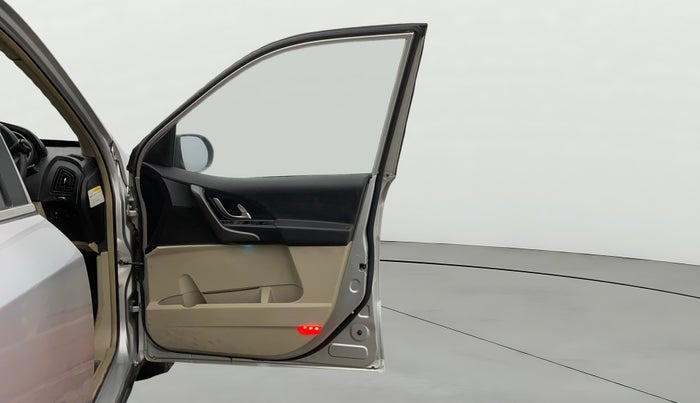 2016 Mahindra XUV500 W10 1.99, Diesel, Manual, 53,060 km, RHS Front Door