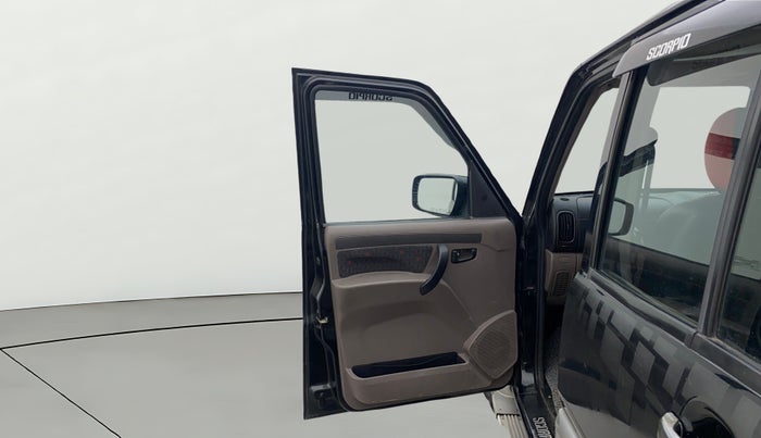 2013 Mahindra Scorpio VLX 2WD AIRBAG, Diesel, Manual, 1,44,881 km, LHS Front Door