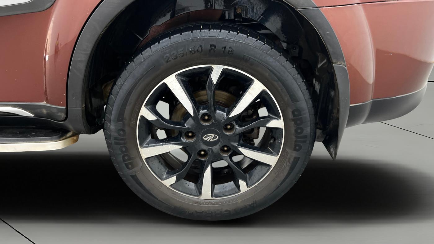2018 Mahindra XUV500 W11 AT, Diesel, Automatic, 43,833 km, Left Rear Wheel