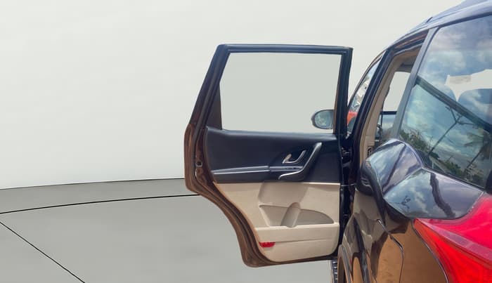 2015 Mahindra XUV500 W10, Diesel, Manual, 80,870 km, LHS Rear Door