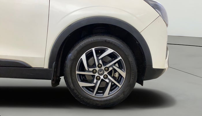 2022 Mahindra XUV300 W8 (O) 1.2 PETROL AMT, Petrol, Automatic, 39,378 km, Right Front Wheel
