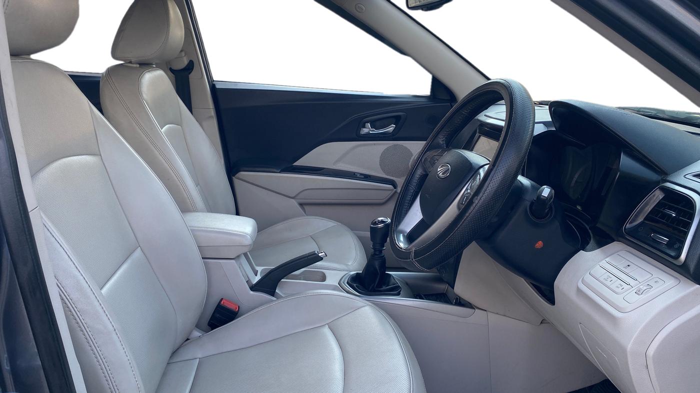 2021 Mahindra XUV300 W8 (O) 1.2 PETROL, Petrol, Manual, 47,115 km, Right Side Front Door Cabin