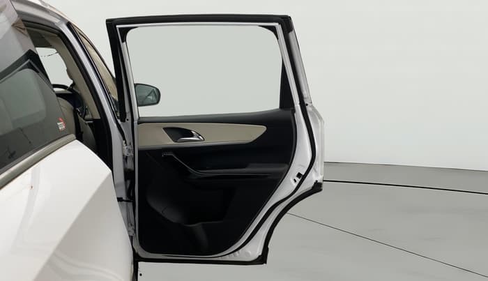 2024 Mahindra XUV700 AX 7 P AT 7 STR, Petrol, Automatic, 12,988 km, RHS Rear Door