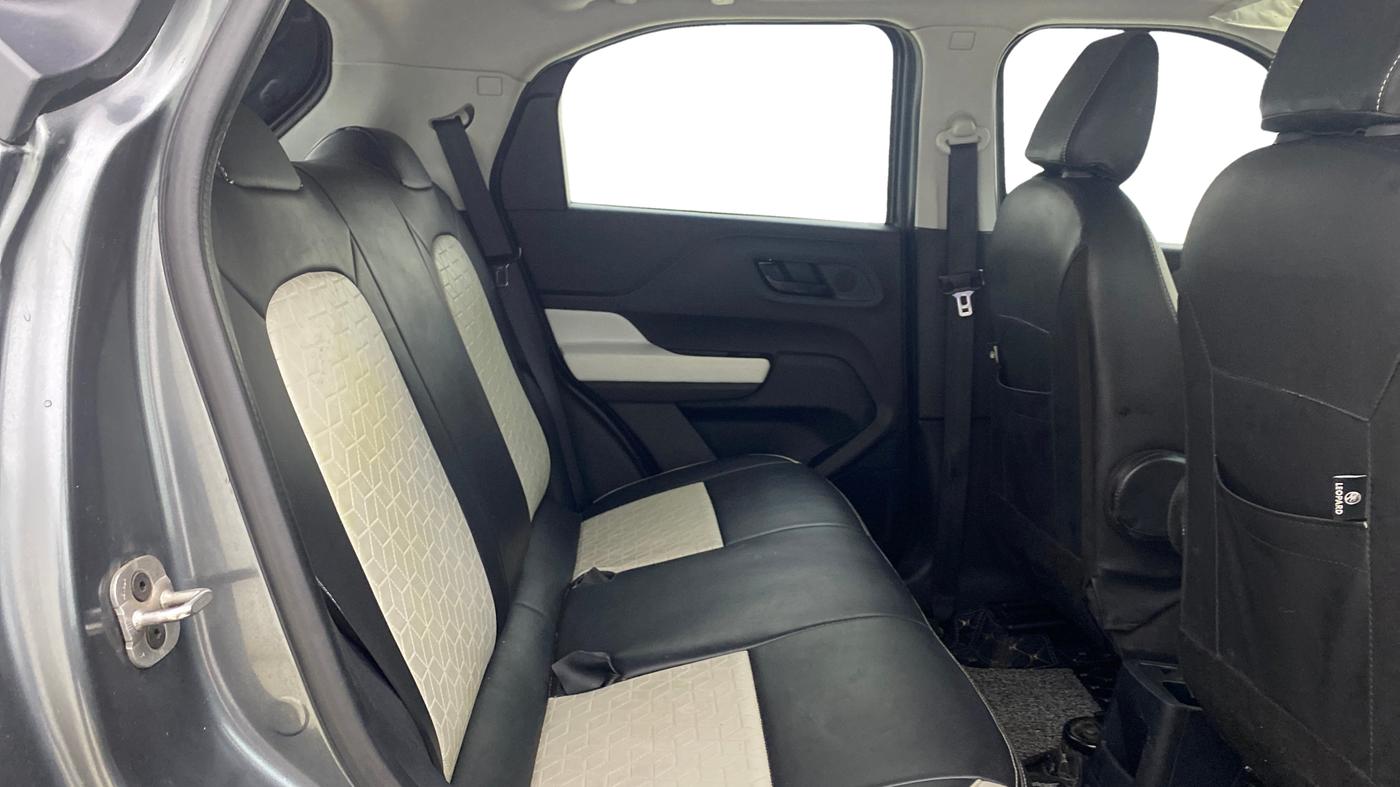 2023 Tata PUNCH ACCOMPLISHED DAZZLE SUNROOF CNG MT, CNG, Manual, 32,960 km, Right Side Rear Door Cabin