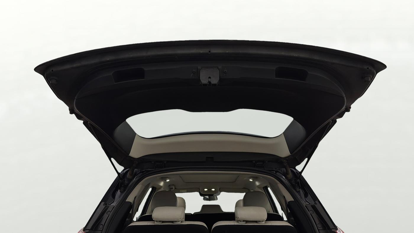 2022 Mahindra XUV700 AX 7 P AT 7 STR, Petrol, Automatic, 63,285 km, Boot Door Open