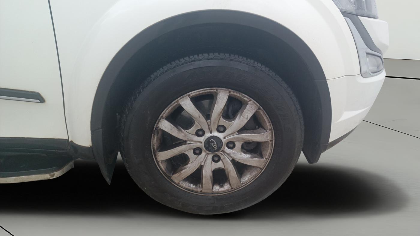 2017 Mahindra XUV500 W10 AT, Diesel, Automatic, 69,270 km, Right Front Wheel