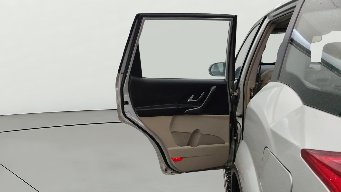 2016 Mahindra XUV500 W10, Diesel, Manual, 1,15,976 km, LHS Rear Door