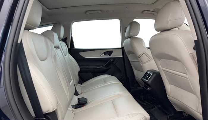 2023 Mahindra XUV700 AX 7 LUXURY D MT 7 STR, Diesel, Manual, 34,049 km, Right Side Rear Door Cabin