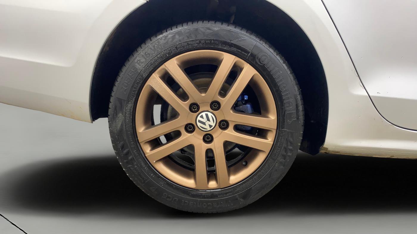 2013 Volkswagen Jetta HIGHLINE TDI, Diesel, Manual, 1,29,125 km, Right Rear Wheel