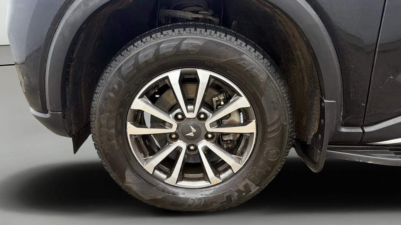 2025 Mahindra SCORPIO-N Z8 Select Petrol MT, Petrol, Manual, 5,055 km, Left Front Wheel