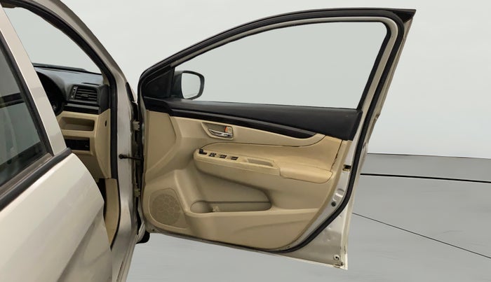 2016 Maruti Ciaz VXI, Petrol, Manual, 1,20,432 km, RHS Front Door