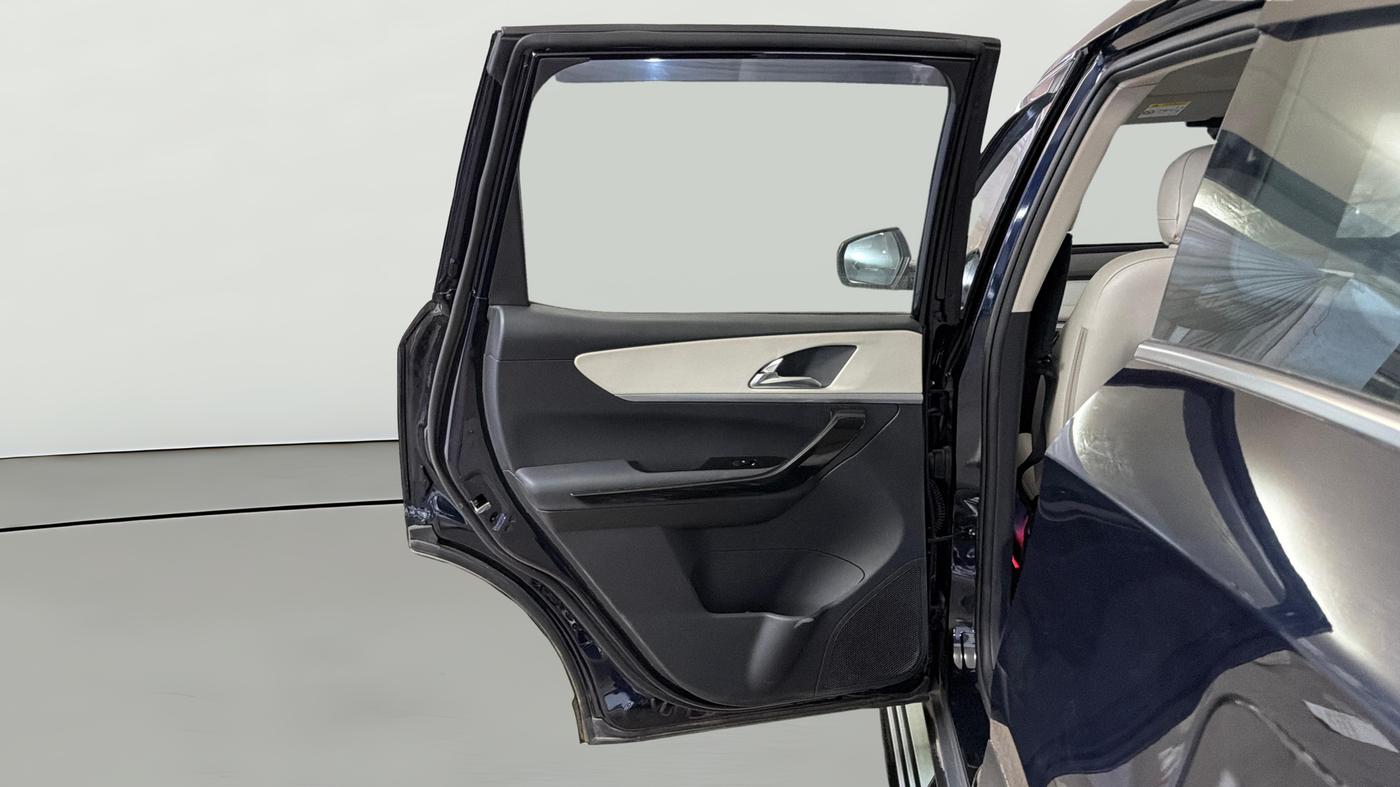 2025 Mahindra XUV700 AX 7 P MT 7 STR, Petrol, Manual, 6,361 km, LHS Rear Door