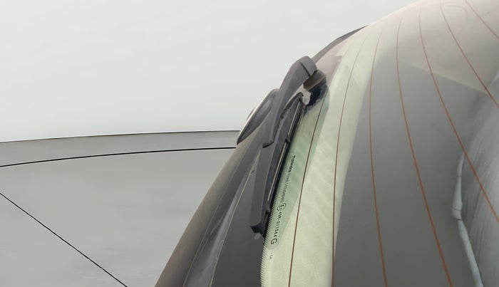 2020 Mahindra XUV300 W8 1.5 DIESEL, Diesel, Manual, 1,04,106 km, Rear Wiper