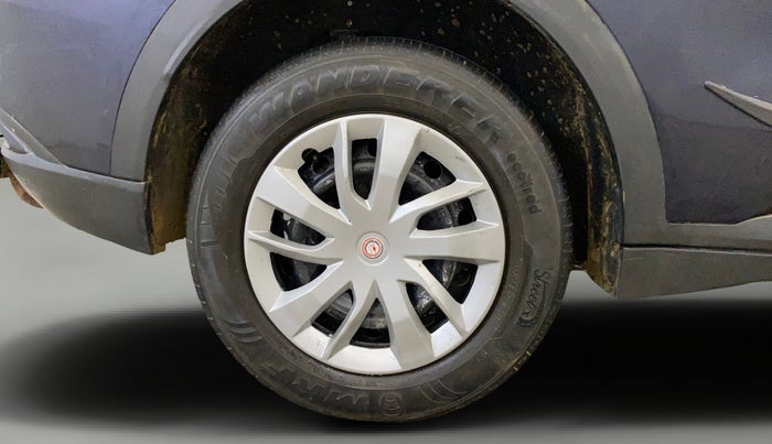 2023 Mahindra XUV700 MX P MT 5 STR, Petrol, Manual, 37,993 km, Right Rear Wheel