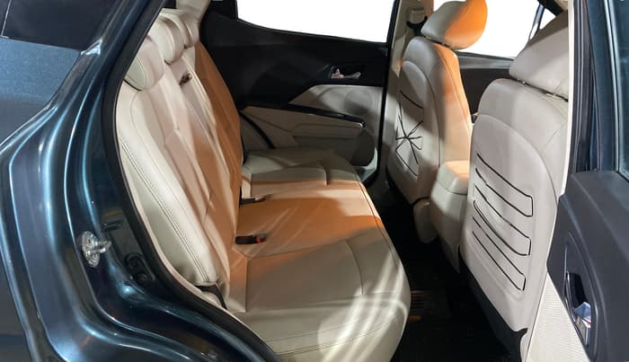 2021 Mahindra XUV300 W8 (O) 1.2 PETROL, Petrol, Manual, 93,983 km, Right Side Rear Door Cabin