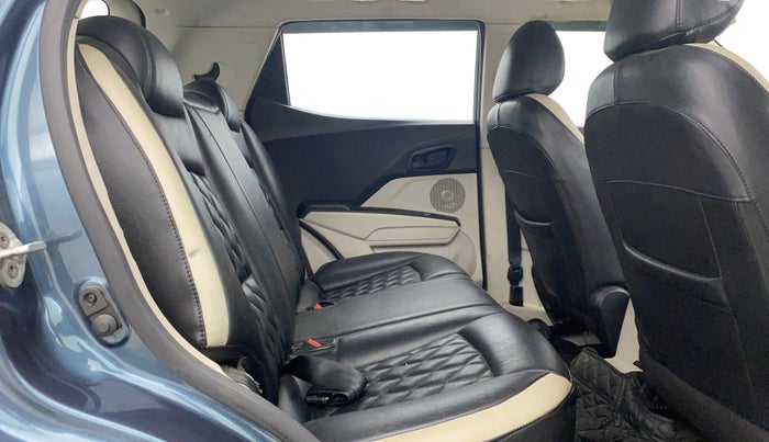 2023 Mahindra XUV300 W4 1.2 PETROL, Petrol, Manual, 84,262 km, Right Side Rear Door Cabin