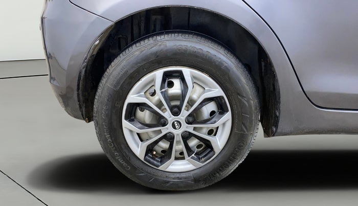 2017 Maruti Swift LXI (O), CNG, Manual, 1,08,799 km, Right Rear Wheel