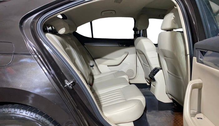 2019 Skoda Superb STYLE 1.8 TSI AT, Petrol, Automatic, 23,235 km, Right Side Rear Door Cabin