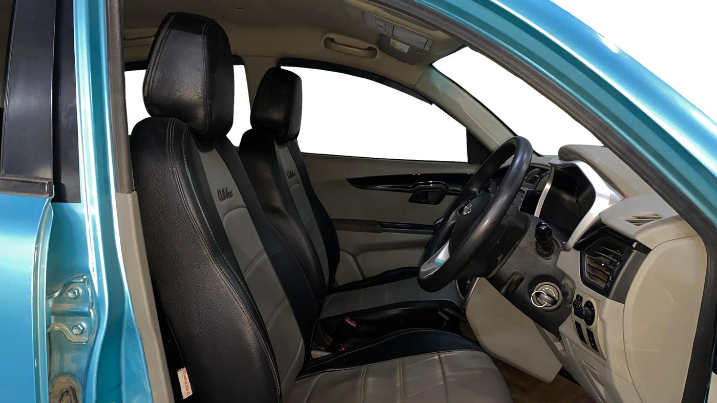 2015 Mahindra Kuv100 K8 6 STR, Petrol, Manual, 33,801 km, Right Side Front Door Cabin