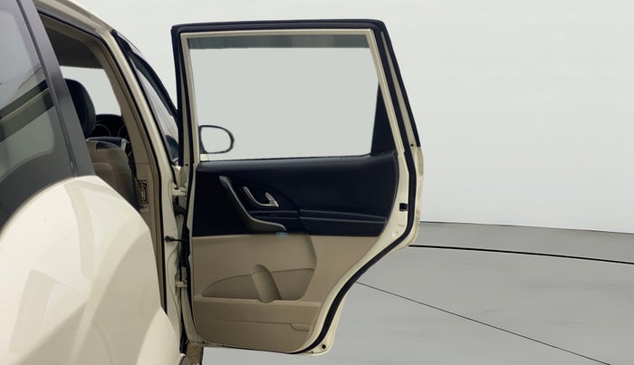 2015 Mahindra XUV500 W6, Diesel, Manual, 1,24,192 km, RHS Rear Door