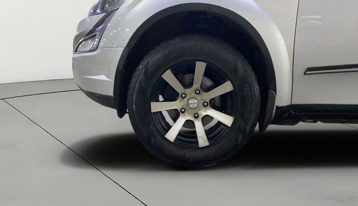 2016 Mahindra XUV500 W6, Diesel, Manual, 80,290 km, Left Front Wheel