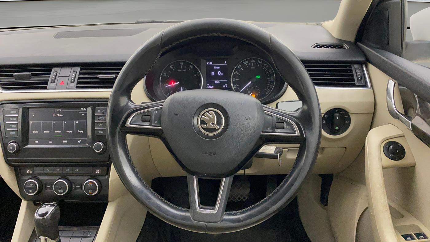 2017 Skoda Octavia AMBITION PLUS AT 1.8 TSI, Petrol, Automatic, 64,017 km, Steering Wheel Close Up