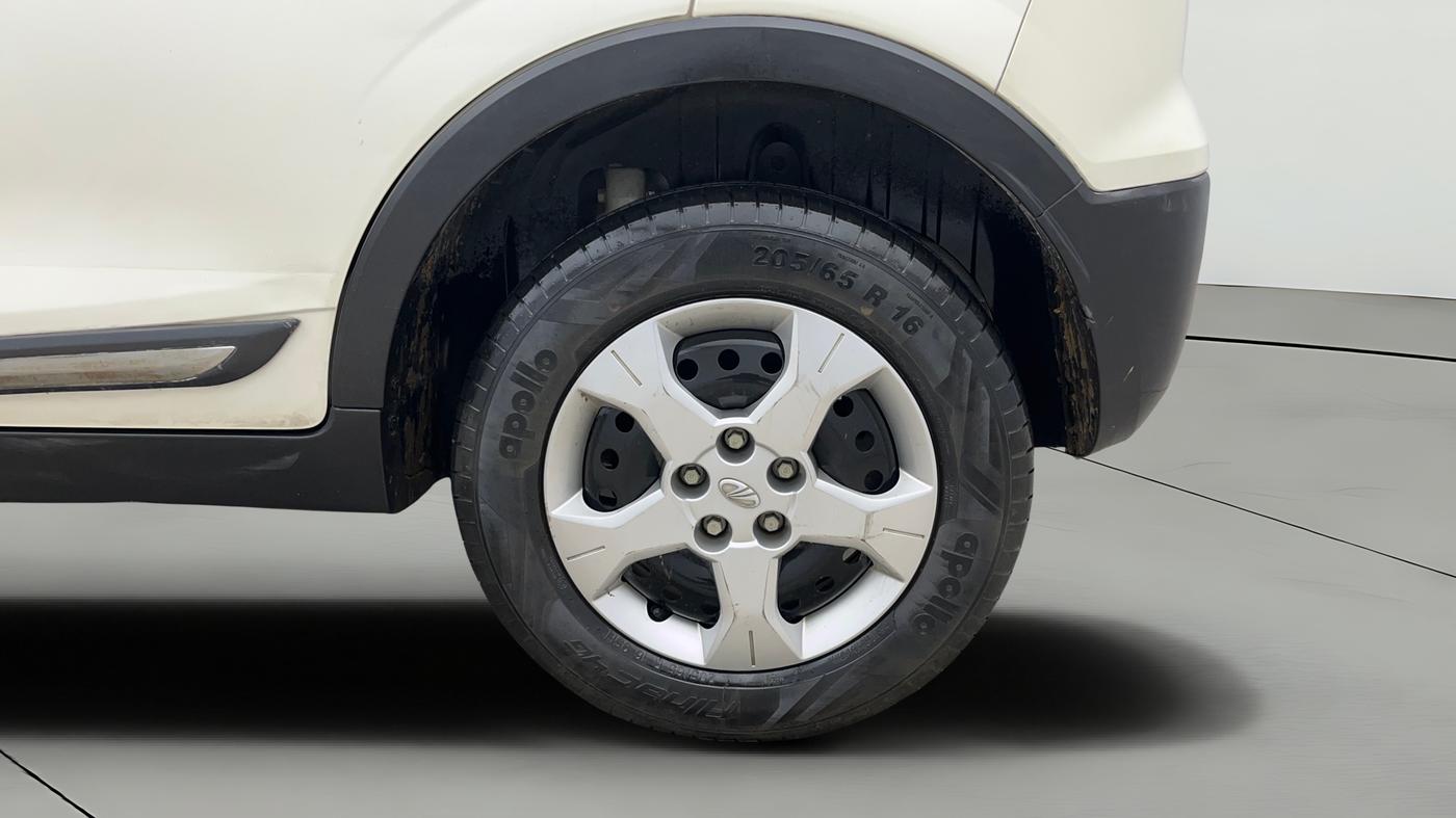 2022 Mahindra XUV300 W6 1.2 PETROL AMT, Petrol, Automatic, 19,036 km, Left Rear Wheel