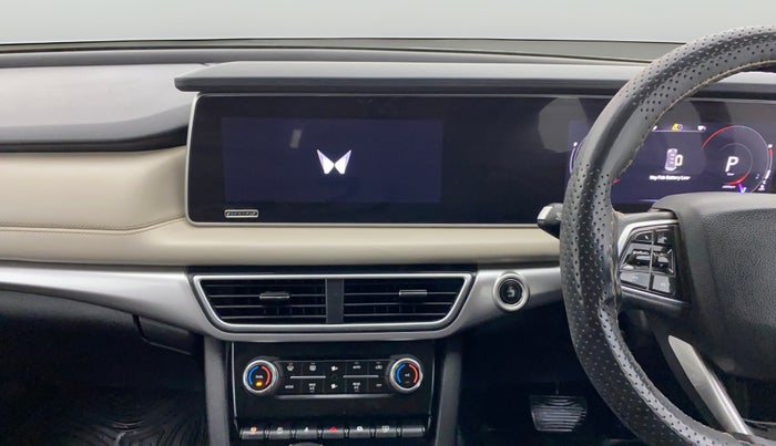 2022 Mahindra XUV700 AX 7 LUXURY P AT 7 STR, Petrol, Automatic, 38,547 km, Air Conditioner