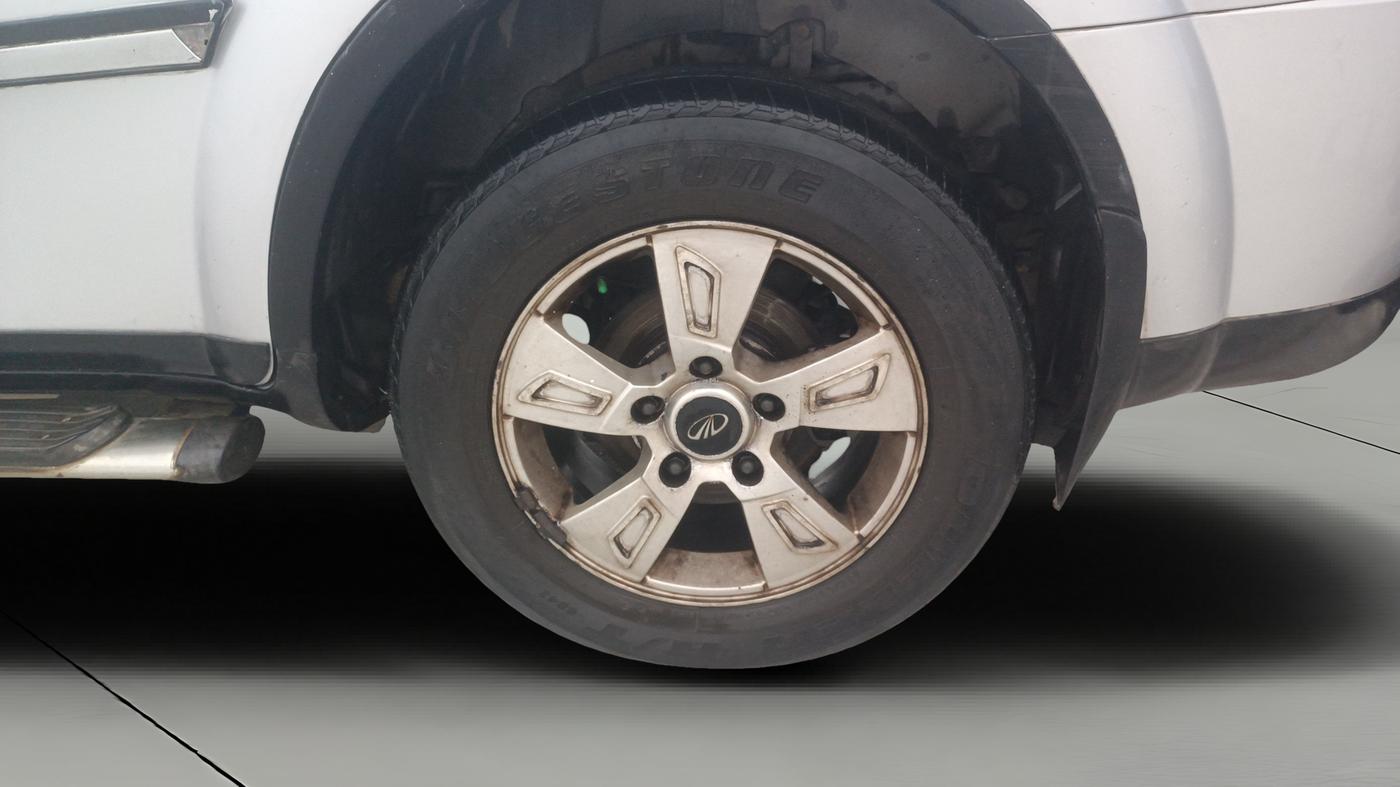 2013 Mahindra XUV500 W8, Diesel, Manual, 1,40,932 km, Left Rear Wheel