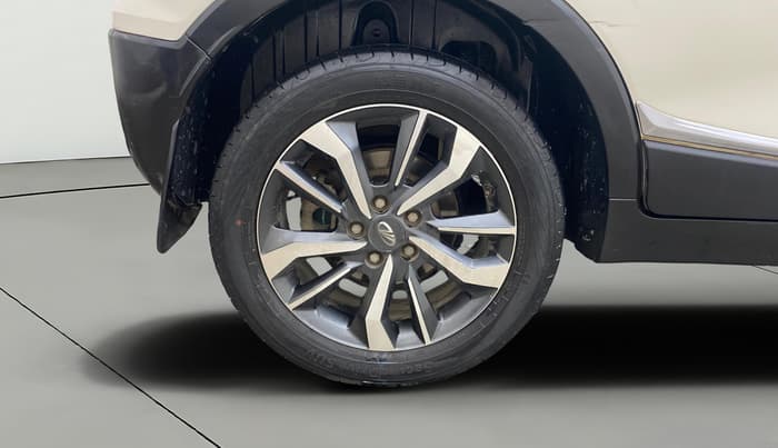 2021 Mahindra XUV300 W8 (O) 1.5 DIESEL, Diesel, Manual, 1,20,642 km, Right Rear Wheel