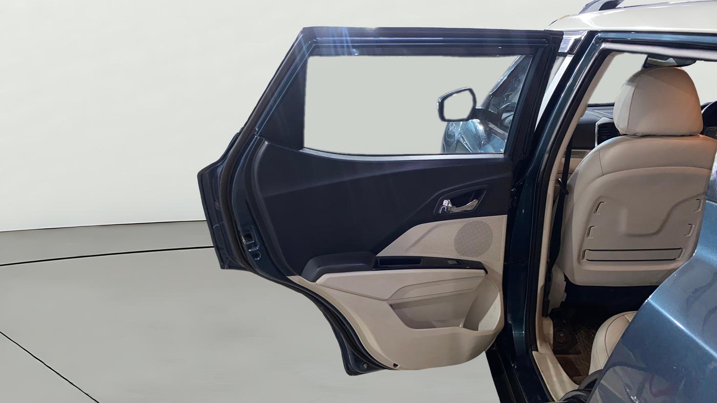 2021 Mahindra XUV300 W8 (O) 1.5 DIESEL AMT DUAL TONE, Diesel, Automatic, 43,432 km, LHS Rear Door