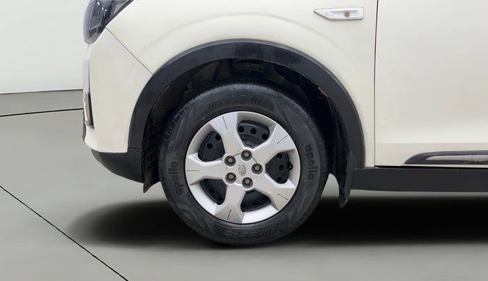 2022 Mahindra XUV300 W6 1.2 PETROL AMT, Petrol, Automatic, 18,956 km, Left Front Wheel