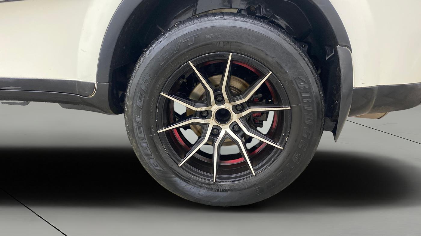2019 Mahindra XUV500 W7, Diesel, Manual, 1,40,404 km, Left Rear Wheel
