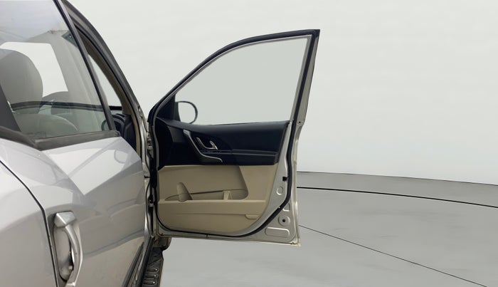 2017 Mahindra XUV500 W6 AT, Diesel, Automatic, 1,01,564 km, RHS Front Door