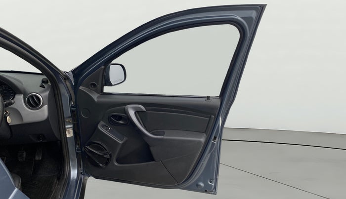 2014 Renault Duster RXE PETROL, Petrol, Manual, 43,030 km, RHS Front Door