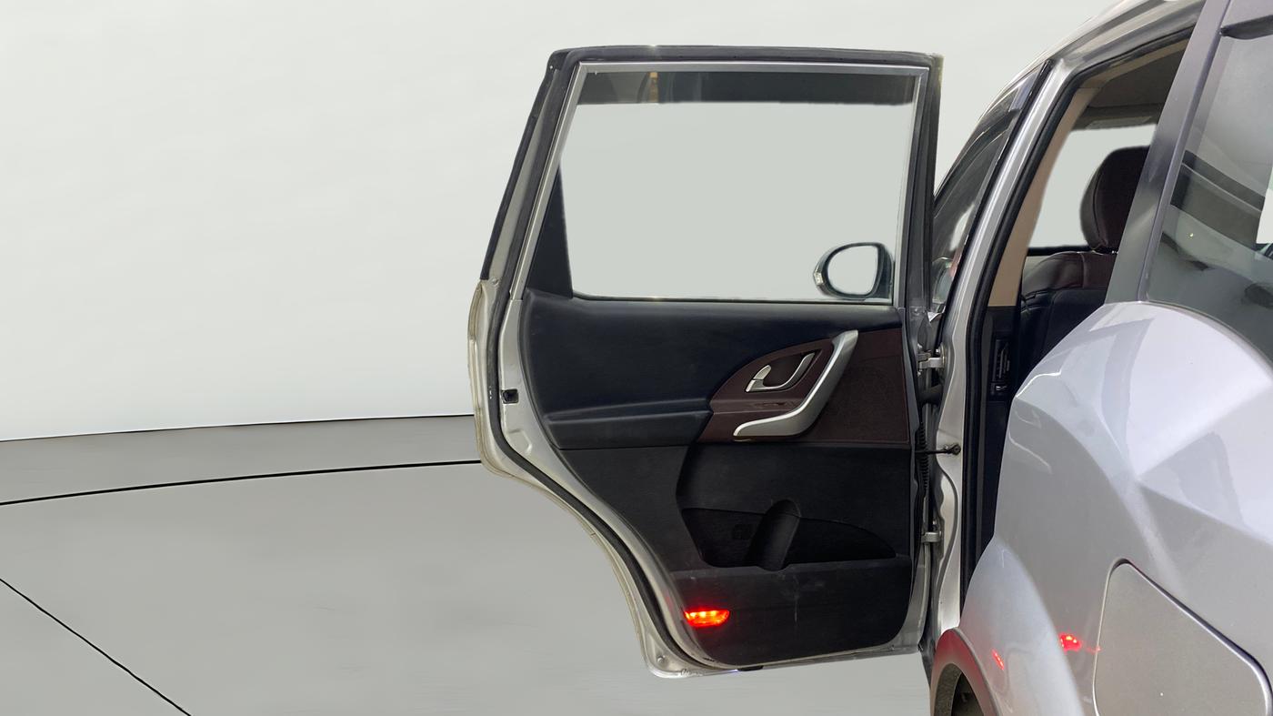 2014 Mahindra XUV500 W8, Diesel, Manual, 1,41,065 km, LHS Rear Door