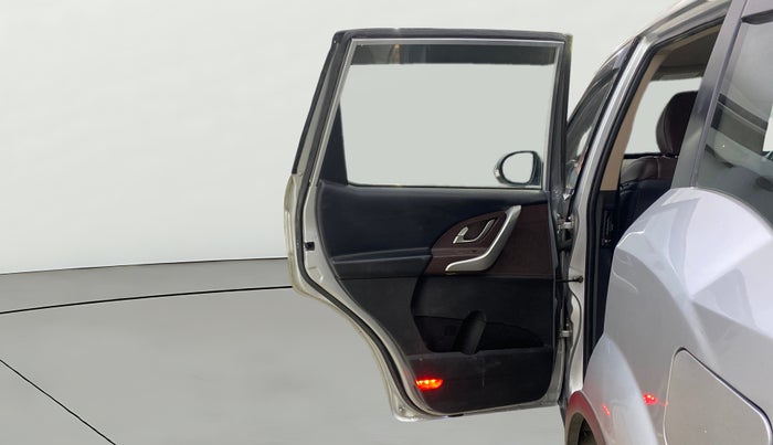 2014 Mahindra XUV500 W8, Diesel, Manual, 1,41,065 km, LHS Rear Door