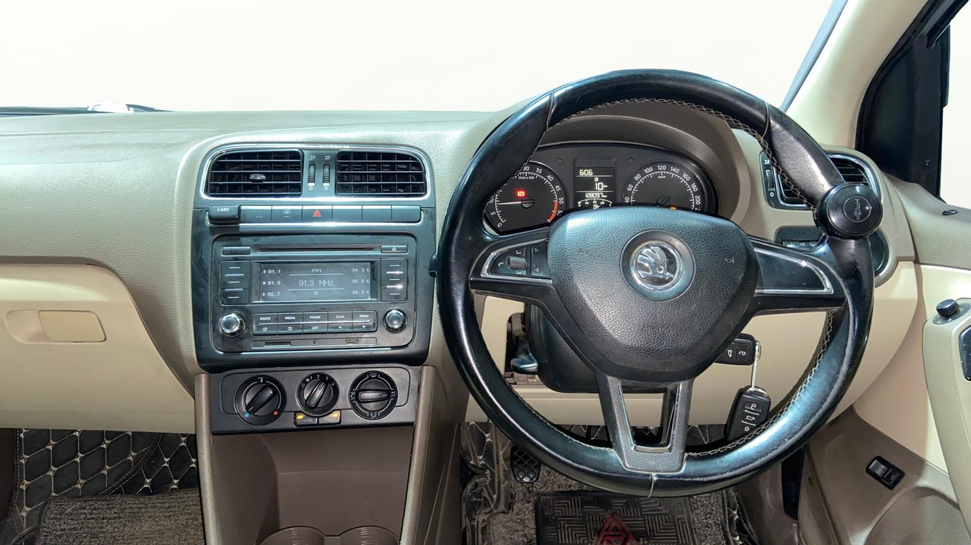 2015 Skoda Rapid 1.5 TDI CR AMBITION PLUS, Diesel, Manual, 1,28,008 km, Steering Wheel Close Up
