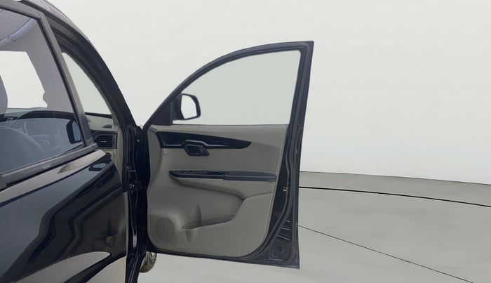 2016 Mahindra Kuv100 K6 5 STR, Petrol, Manual, 84,140 km, RHS Front Door