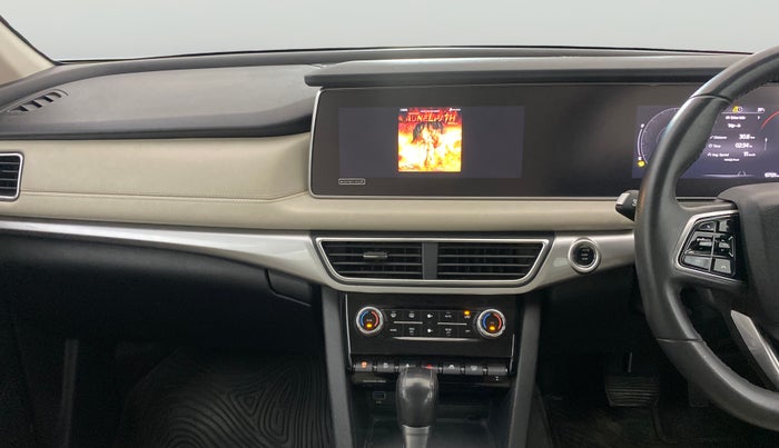 2021 Mahindra XUV700 AX 7 P AT 7 STR, Petrol, Automatic, 67,131 km, Air Conditioner