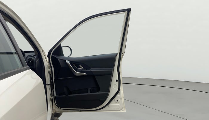 2020 Mahindra XUV500 W7, Diesel, Manual, 79,823 km, RHS Front Door