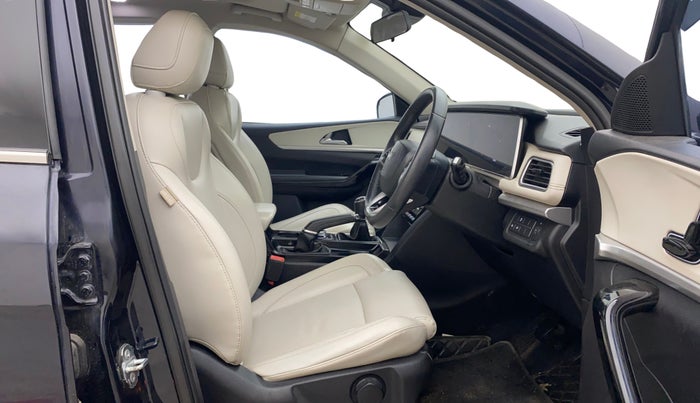 2023 Mahindra XUV700 AX 7 D MT 7 STR, Diesel, Manual, 1,37,545 km, Right Side Front Door Cabin