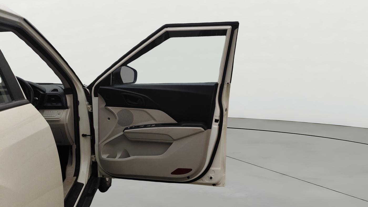 2023 Mahindra XUV300 W6 1.2 PETROL AMT, Petrol, Automatic, 36,660 km, RHS Front Door