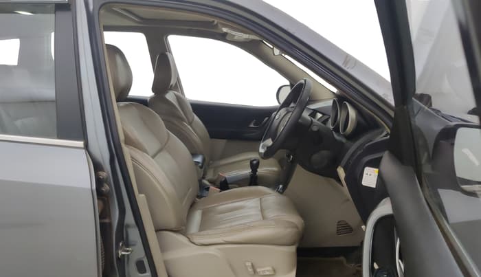 2015 Mahindra XUV500 W10, Diesel, Manual, 1,39,711 km, Right Side Front Door Cabin